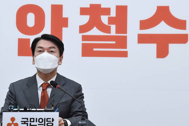 안철수 국민의당 대선 후보가 12월19일 서울 여의도 국회에서 대선시국에 대한 긴급제안 기자회견을 하고 있다. ⓒ국회사진기자단