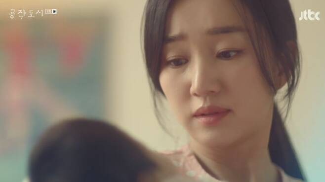 Soo Ae was not Seo Woo-jins biological mother.On JTBCs City of the Works broadcast on the 30th, the secret of the birth of Mo Xuanyu (Seo Woo-jin) was drawn.In the past, Jae Hee (Soo Ae) lived as a chipper during pregnancy because he was not Mo Xuanyus birth mother.Unable to have children, Jae Hee posed as pregnant women for 10 months, and bought a child through a broker - the child was Mo Xuanyu.On this day, Jae Hee said, No, you are a son to the question of Jun Hyuk (Kim Kang-woo), Mo Xuanyu is my son?Nevertheless, Junhyuk covered the fault of Jae Hee, saying, I am going to go this far, but be careful about your behavior in front of you.As a result of paternity confirmation, Mo Xuanyu came out as a paternity of Junhyuk.The doctored test was given and the alarmed Jae Hee found out that Han Sook was behind it and knelt before him, and then she cried, Im so wrong, please help me.Han Sook warned, Now, Yoon Jae-hee is the face of Seo Han-sook and Sung-jin, and you should act elegantly and nicely.