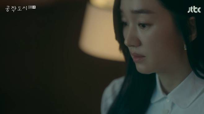Soo Ae was not Seo Woo-jins biological mother.On JTBCs City of the Works broadcast on the 30th, the secret of the birth of Mo Xuanyu (Seo Woo-jin) was drawn.In the past, Jae Hee (Soo Ae) lived as a chipper during pregnancy because he was not Mo Xuanyus birth mother.Unable to have children, Jae Hee posed as pregnant women for 10 months, and bought a child through a broker - the child was Mo Xuanyu.On this day, Jae Hee said, No, you are a son to the question of Jun Hyuk (Kim Kang-woo), Mo Xuanyu is my son?Nevertheless, Junhyuk covered the fault of Jae Hee, saying, I am going to go this far, but be careful about your behavior in front of you.As a result of paternity confirmation, Mo Xuanyu came out as a paternity of Junhyuk.The doctored test was given and the alarmed Jae Hee found out that Han Sook was behind it and knelt before him, and then she cried, Im so wrong, please help me.Han Sook warned, Now, Yoon Jae-hee is the face of Seo Han-sook and Sung-jin, and you should act elegantly and nicely.