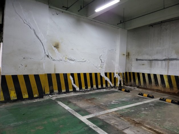 지하주차장 벽면의 균열 모습. © 뉴스1