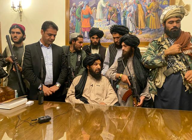 지난 8월 15일 아프가니스탄 수도 카불을 점령한 탈레반 대원들이 아슈라프 가니 전 대통령이 탈출한 대통령궁을 장악하고 있다. 카불=AP 연합뉴스 자료사진