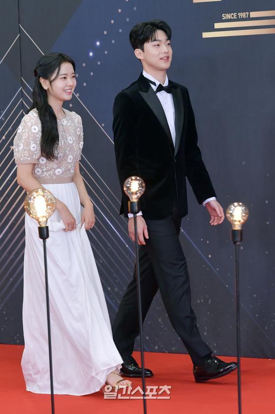 Actors yellow porphyry and Kim Kang-min are posing on the red carpet of 2021 KBS Acting Grand Prize held at KBS, Yeouido, Seoul on the night of the 31st.