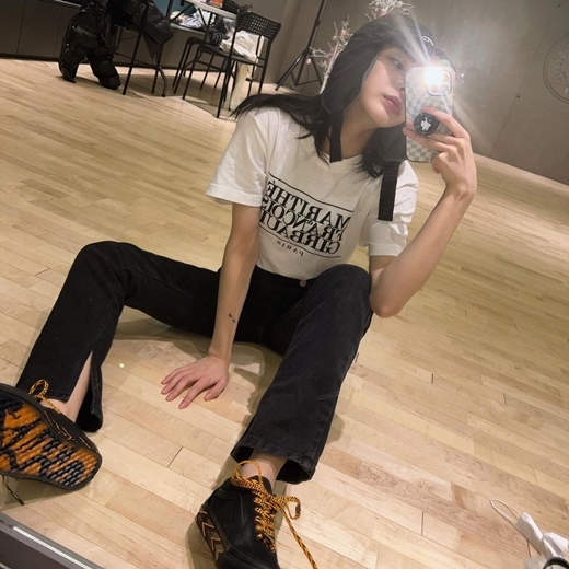 Dancer no:ze has released a photo of the latest.No:ze posted a photo on his instagram on Thursday with an article entitled Come on, 2022 in which no:ze is taking selfies in the background of the practice room.Aiki, who saw the photos and writings of no:ze, laughed, leaving a comment saying Come on, 2046. home bus.No:ze and Aiki have gained huge popularity this year through Mnets Street Woman Fighter.