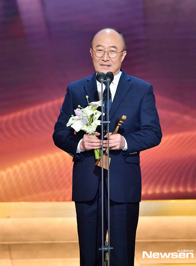 Actor Yoon Joo-sang is receiving the Best Feature Drama Award for Excellence in the 2021 KBS Acting Awards, which was held online on the afternoon of December 31. (Providing Photos = KBS)