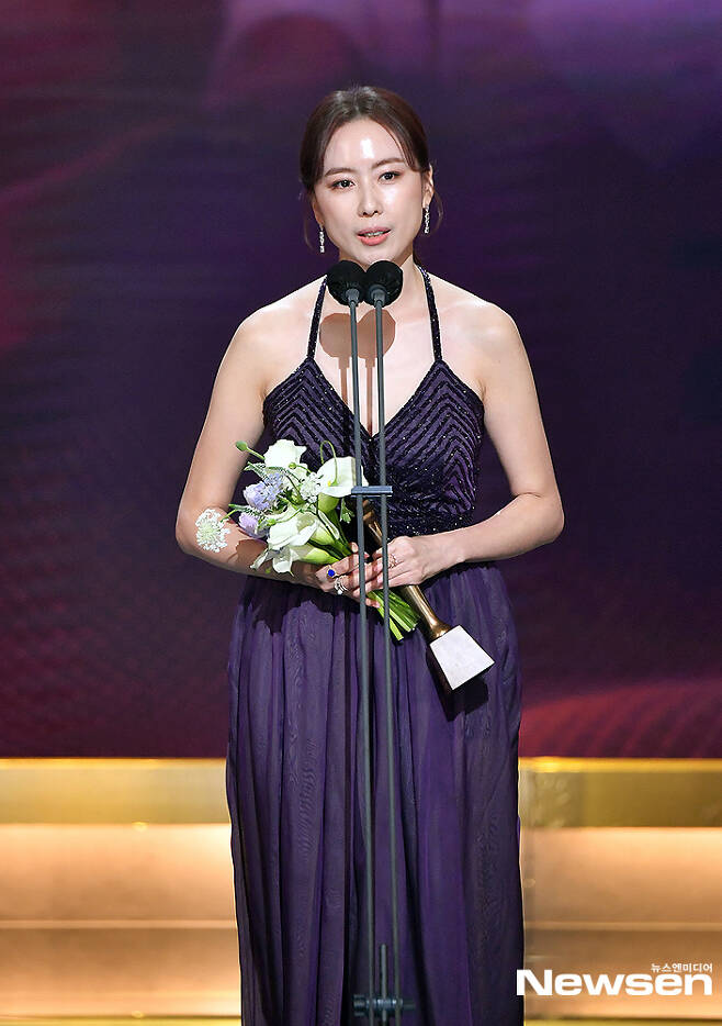 Actor Hong Eun Hee is winning the award at the 2021 KBS Acting Awards, which took place online on the afternoon of December 31 (Photo Provision = KBS)