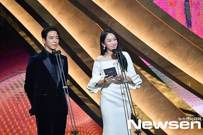 Actor Jung Yong-hwa and Jin Ki-ju took the stage to award the feature drama Excellence at the 2021 KBS Acting Grand Prize, which was held on Online on the afternoon of December 31st.(Photo Provision = KBS