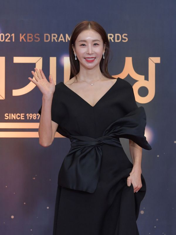 Actor Han Eun-jung poses on the red carpet of 2021 KBS Acting Grand Prize held at KBS, Yeouido, Seoul on the afternoon of the 31st.Photos = KBS