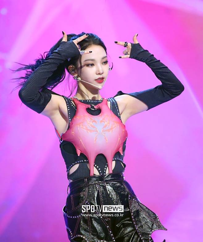 2021 MBC Song Festival was held at MBC Dream Center in Ilsan, Gyeonggi Province on the afternoon of the 31st. Aespa Karina is playing the stage.Photo: MBC Provision