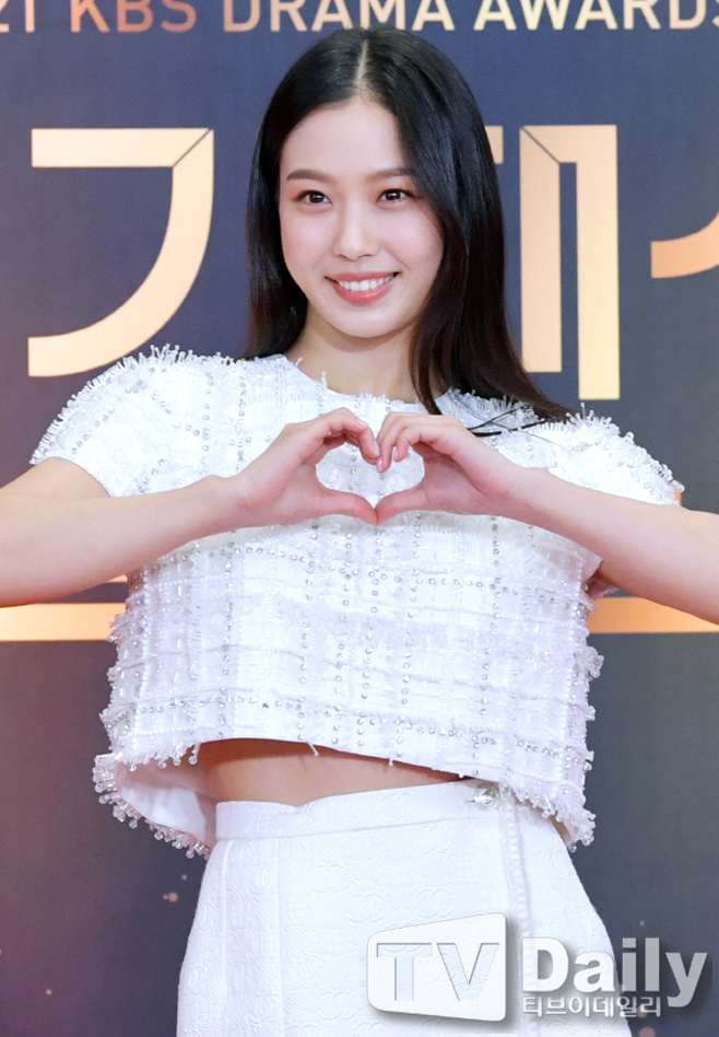The awards ceremony for 2021 KBS Acting Grand Prize was held at KBS, Yeouido, Seoul on the evening of the 31st.Go Min-si, who attended the ceremony red carpet event, poses.