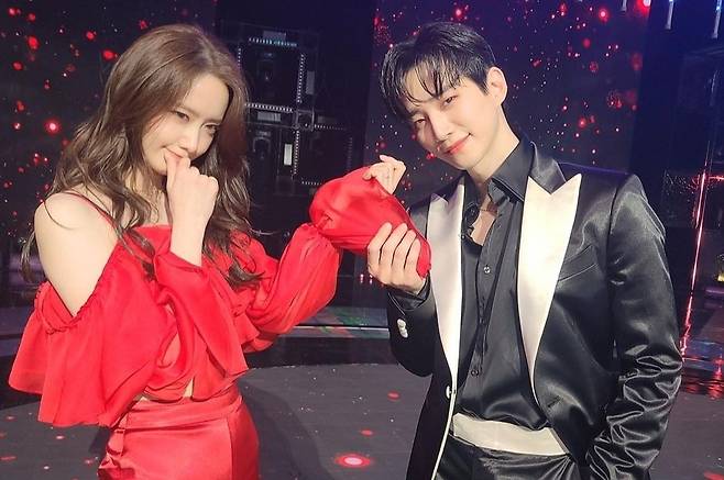 Im Yoon-ah and Lee Joon-ho drew attention with fantasy Kemi.On the 31st, Im Yoon-ah posted a picture on his instagram with an article entitled Oh my... red end of my sleeve.The photo shows two shots of Im Yoon-ah and Lee Joon-ho, who showed off their fantasy Kemi.In particular, Lee Joon-ho caused a heartbeat by catching the sleeves of Im Yoon-ah in intense red color costumes.Im Yoon-ah also unveiled the 3MC complete body with the article Meet me at the mbc song festival this year. Im Yoon-ah showed off her goddess beauty in a pink tube dress.Lee Joon-ho turned into a gentle gentleman with a bow tie, and Jang Sung-kyu led a cheerful atmosphere with his unique energy.Meanwhile, the 2021 MBC Song Festival will be broadcast today (31st) at 8:40 pm with the progress of Im Yoon-ah, Lee Joon-ho and Jang Sung-kyu.