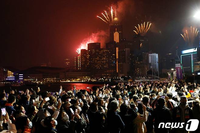 홍콩에서 2022년 1월 1일 신년 맞이 불꽃 축제가 열리는 모습. © 로이터=뉴스1 © News1 최서윤 기자