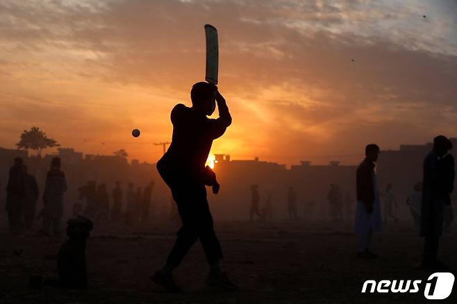 파키스탄 페샤와르에서 2021년 12월 31일 마지막 해를 떠나 보내며 크리켓을 연주하는 소년들의 신년 맞이 행사 모습. © 로이터=뉴스1 © News1 최서윤 기자