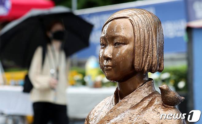 일제강점기 일본군 위안부 피해자를 상징하는 '평화의 소녀상' 2021.8.18/뉴스1 © News1 박지혜 기자