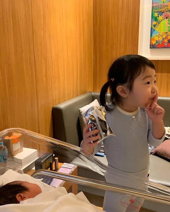 Singer Lee Ji-hye has recovered from her condition after Child Birth, and greeted her with a bright smile.Lee Ji-hye posted a picture on his instagram on the 1st, saying he was absorbing vitamin D.The photo shows Lee Ji-hye, who is blowing on the veranda of a postpartum care center; Lee Ji-hye, who is receiving sunlight all over his body.I have improved so much that I have improved my condition, he said with a bright smile.Lee Ji-hye said, Happy New Year, and I sincerely hope that this year we will have a happy day. My daughter is already two years old. My age is 43.It is a year of anticipation, he said.On the 29th of last month, Lee Ji-hye said, Health was proud, but the recovery was slower than I thought.I had a little trouble, but today I was discharged and entered the postpartum care center. Meanwhile, Lee Ji-hye married tax accountant Moon Jea-wan in 2017.Child Birth, who has been in her arms since 2018, has had her second daughter, Miss Tari, in her arms.
