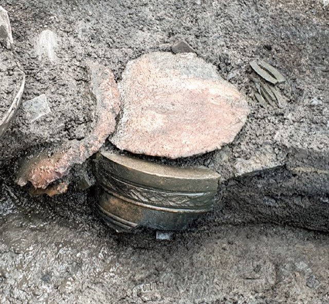 이번에 처음 발견된 부품들은 출토 당시 잘게 잘린 채 포개어진 상태로 발견됐다. 국립고궁박물관 제공