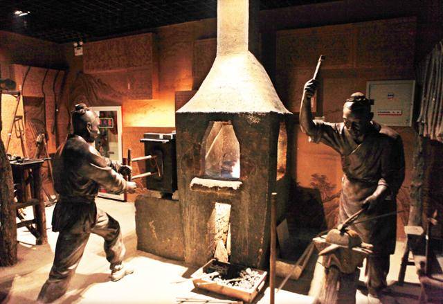 산둥성 텅저우시 노반기념관의 화로. 노반은 기원전 수많은 공구를 고안한 천재 발명가다. Ⓒ최종명