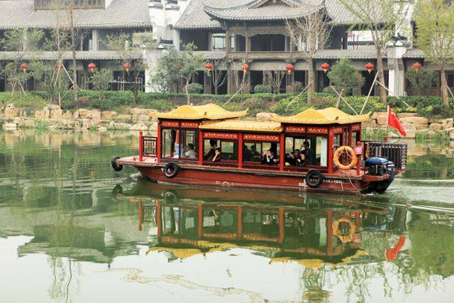 타이얼좡 고성을 흐르는 고운하 유람선. Ⓒ최종명