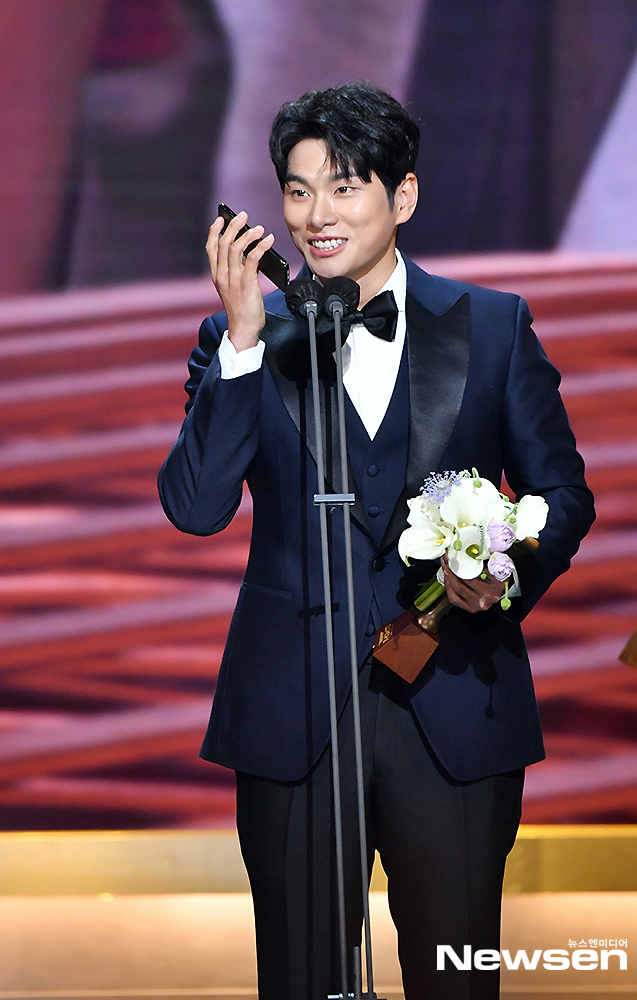 Lee Yi-kyung attracted attention with his unusual award testimony at the awards ceremony, which was only their own feast and yawning.Lee Yi-kyung won the Best Supporting Actor Award at the 2021 KBS Acting Grand Prize held on December 31st.Lee Yi-kyung played the role of Park Chun-sam, the body of Sung I-gyeom (Kim Myung-soo), in the drama Amhaengjaesa: A Secret Investigation Team, which was broadcast in December 2020 and ended in February 2021, and delightfully digested a talkative, calm and tearful pure young man.Lee Yi-kyung, who was on stage after the long award testimony of Choi Dae-chul, who co-winnered the Best Supporting Actor award for the weekend drama OK Photon, said, I was only giving the prize for 10 years and I did not know I would receive it.Lee Yi-kyung, who made the call, was surprised to say Baby! To the other side in a clear voice.But it turned out that the main character of this baby was the mother, and Lee Yi-kyungs mother said, I am watching the broadcast now. He said, Be an actor who gives many people pleasure.This impression of the previous award made a deep impression on many people who attended the awards ceremony.Cha Tae-hyun, who won the Grand Prize for the drama Police Class, said, I was shocked to see peoples feelings of winning the award. He said, I can not beat Lee Yi-kyungs phone calls.In an individual interview, Lee Yi-kyung was asked, Do you usually say baby to your mother? And said, I do not do it normally.However, I like to make the day special by giving flowers to my mother on an ordinary day. He revealed the aspect of Hyoja, who would not be able to do it anymore. He said, I do not think my mother is normal. He said, I like Tikitaka with my mother. ▲ Grand Prize = Ji Hyo ▲ Grand Prize = Cha Tae-hyun and Lee Do-hyun ▲ Womens Grand Prize = Kim So-hyun and Park Eun-bin ▲ Mini Series Male Excellence Prize = Kim Min-jae and Jung Yong Hwa ▲ Mini Series Female Excellence Prize = Gomin City and Kwon Nara ▲ Japan Drama Male Excellence Prize ▲ Ildrama Womens Excellence Award = Lee Hyun, Hangam ▲ Long-length Drama Mens Excellence Award = Yoon Ju-sang ▲ Long-length Drama Womens Excellence Award = Hong Eun-hee and Park Ha-na ▲ Nam Woo Supporting Actor = Choi Dae-chul and Lee Yi-kyung ▲ Best Supporting Actress = Gold New Rock and Ham Eun-jung ▲ New South Actor = Kim Yo-han and Nine Woo and Roone New Actress: Park Gyoo-yeong and Lee Se-hee and Jung Su-jeong; Male Youth Acting Award; Seo Woo-jin and Joe Hee; Female Youth Acting Award; Ire and Choi Myung-bin; Best Couple Award; Kim So-hyun; Ninewoo and Kim Yo-han; and Lee Hyun and Kim Min-jae - Park Gy Oo-yong and Cha Tae-hyun - Jin Young and Lee Do-hyun - Ko Min Si and Park Eun-bin - Roon and Ji Hyun Woo - Lee Se-hee ▲ Drama Special TV Cinema Award = Park Sung Hoon and Jeon So Min and Kim Sae Ron ▲ Artist Award = Kim Sa Kyung