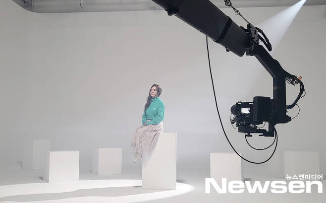 Singer Geum Jan Di took a music video shot at the Paju Moa Studio on the first day of the new year.I responded to the photo pose before shooting the music video.Photo Providing: I-Contact Company