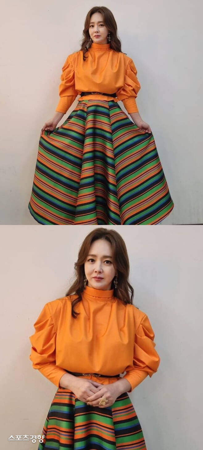 Singer Geum Jan Di gave a warm New Years greeting to mark his 2022 year.Geum Jan Di posted a photo of his social networking service on Sunday with a lengthy New Years greeting.In the open photo, Geum Jan Di is wearing an orange color top and a unique pattern skirt and emits a bright aura.The calm expression and the simple appearance combined to boast a unique aura.Thanks to the Hellotrot broadcast, so many excellent and good juniors became involved, and I ran hard to prepare for the new song with the name of the 22nd anniversary, said Geum Jan Di. I spent every day with a hearty heart and gratitude, and I was greeted with a new year in 2022.I hope that all the good relationships that have been with me, all those who have been with me and those who will be in the new year will be blessed, he added.Recently, Geum Jan Di pre-released the shortcut of the album, which was released on the 22nd anniversary of debut, which is about to be released in February.The new song Short Road features a full orchestra sound that features a luxurious arrangement of trot melodies with ballads. It features lyrics that paradoxically express longing.Geum Jan Di is currently appearing on MBN Hello Trot, and Hello Trot is broadcast every Tuesday at 9:40 pm.