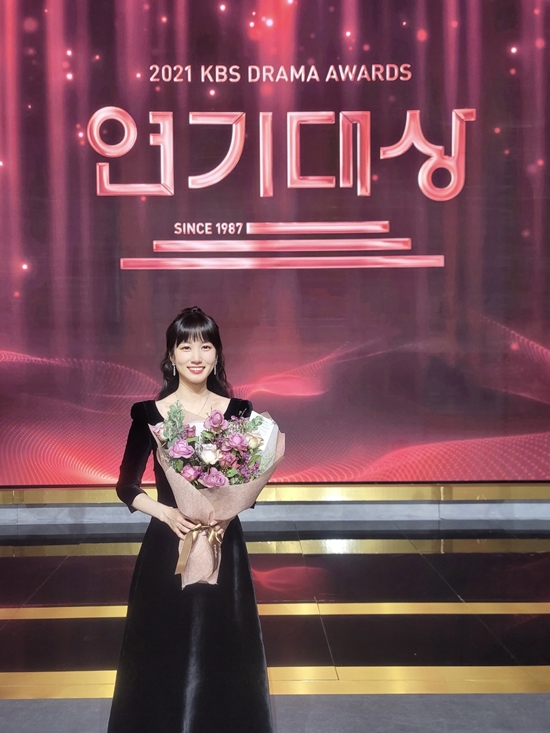 Park Eun-bin won the Grand Prize, Best Couple Award, and Popular Award at the 2021 KBS Acting Grand Prize, which was broadcast live on December 31, 2021, and finished the year 2021 with a brilliant finish.In the popular drama Wind Motion, Park Eun-bin has proved his true value with his accumulated acting skills.Park Eun-bins Acting, who was born as twins and was abandoned only because she was a girl, was a series of admiration in the story of the story of a child who was born as a twin and became a male taxpayer due to the death of Orabi Seson.In the history of historical drama, the unremarkable male king Lee Hwi became more special when he met Park Eun-bin.The deep consideration and warmth that can not be hidden in front of my people, the modifier Dongbingo Mama, added weight to the secret to keep my life.Also, Acting, who unravels his romance with Jung Ji-woon (Low) with colorful emotions, completed the romance of the two with a fateful narrative that will never be held again.Park Eun-bin has once again challenged his limitations with the advantage of weaning and succeeded in capturing all World viewers, steadily ranked in the top of the Netflix world rankings, and wrote a new history of K-historical drama.As he proved his strength and popularity, he won the Grand Prize, the Best Couple Award, and the Popular Award at KBS 2021 Acting Grand Prize. It was a strange and wonderful experience that our historical drama could be loved in the whole world.I think it is because of the staff who devoted themselves to making the wen hair well that I can receive this award. He expressed his gratitude to viewers, staff and actors.I dont think it was easy to act from a young age, to take directions at the crossroads of Choices every moment, to fully accept and handle the results of those Choices.But I think I was able to survive because there were some people who were with me after passing by, and I think I will live tomorrow as I have lived as I have done today.I will continue to raise the courage to be responsible for my Choices and live one step at a time. Lee Hye-ra acted as a character and gave a touching feeling to the heart of his feelings.Park Eun-bin, who was reborn as an irreplaceable box office guarantee check based on the ability to act from the childhood.With his new Acting transformation expected to be released in the movie Witch 2 and Netflix Weird Lawyer Jung Wooyoungwoo in 2022, there is already a lot of expectation for the impression and joy that Park Eun-bin will give.On the other hand, Park Eun-bin is filming Netflix Weird Lawyer Jung Wooyoungwoo.Photo: KBS 2021 Acting Grand Prize