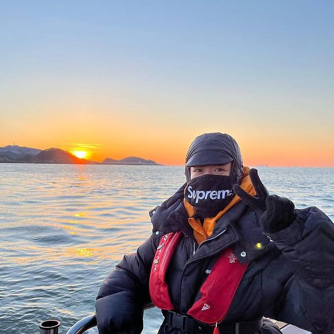 Kyung Soo-jin posted a picture on his instagram on the 1st with an article entitled Seeing New Year, Fishing.In the photo, Kyung Soo-jin poses while looking at the sun rising on the boat. Kyung Soo-jin is heavily armed with a winter hat and padding.On the other hand, Kyung Soo-jin recently appeared on MBC I live alone and announced the current situation.Photo: Kyung Soo-jin Instagram