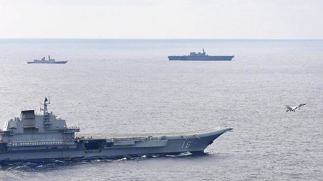 지난달 동중국해에서 중국 랴오닝 항모에서 J-15 함재기가 이륙하고 있다. 일본의 이즈모 항모(사진 위쪽)가 중국 랴오닝 함의 훈련을 감시하고 있다.