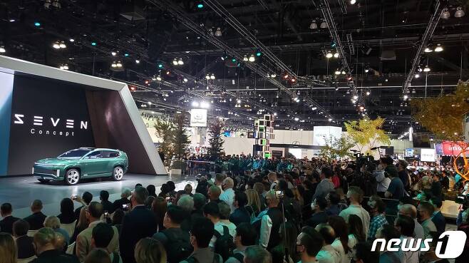 현대자동차는 미국 LA 컨벤션 센터에서 열린 '2021 LA 오토쇼'(2021 Los Angeles Auto Show)에서 전기 SUV 콘셉트카 '세븐'(SEVEN)을 선보였다.  /뉴스1