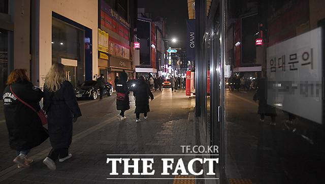 중소벤처기업부가 오늘(3일)부터 코로나19로 피해를 입은 저신용 소상공인을 대상으로 희망대출 신청을 받는다. 사진은 거리두기 강화로 한산한 서울 중구 명동거리 모습. /이새롬 기자