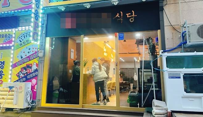 지난달 28일 전남 여수의 한 식당에서 주인이 손님들의 COOV앱을 보며 백신접종 여부를 확인하고 있다. /사진=최우영 기자