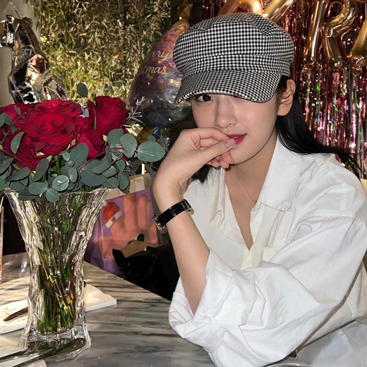 A photo of the beauty of the girl group Ive member An Yoo-jin was released.Ahn Yu-jin posted a picture on his instagram with happy new year on the 2nd.In the open photo, Ahn Yu-jin is showing a sophisticated charm in a white shirt and hat fashion.Meanwhile, Ahn Yu-jin made his debut as an iBro on the 1st of last month.Ive is a group that Starship Entertainment will show in fIVE years and has the aspiration to show their things with Ive charm in the sense of I HAVE = IVE.