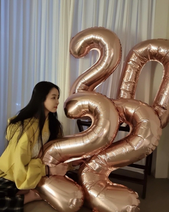 On the 3rd, Jung Yoo Mi posted a picture of a tiger-shaped emoji and a picture with the article Everyone is happy in 2022.Jung Yu-mi added, # Its already been three days # please take care of the remaining 362 days.In the photo, Jung Yoo Mi poses in casual costumes in the background of 2022 balloon.A bright smile is attractive.Jung Yu-mi is in love with singer Kangta.Kim Dae-geon will appear in the 200th anniversary film Birth.Photo: Jung Yu-mi Instagram