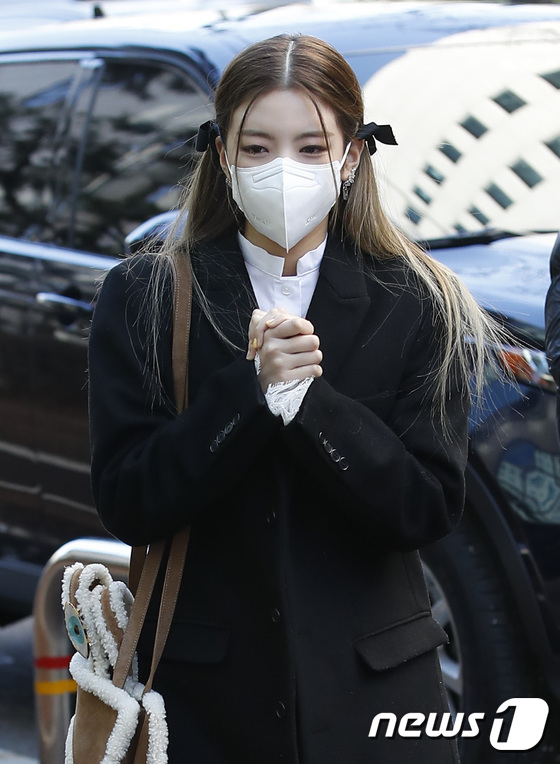 Seoul=) = ITZY (ITZY) Lia is entering the broadcasting station for the recording of Yoo Hee-yeols Sketchbook, which will be held at KBS in Yeouido, Yeongdeungpo-gu, Seoul on the afternoon of the 4th.2022.1.4