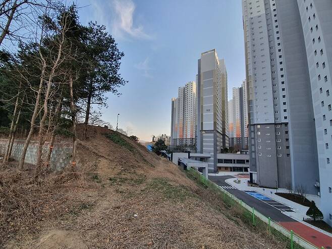 공사 중 사용했던 임시도로에는 상가 건물이 들어서 단지 내부로 진입할 수 없다.