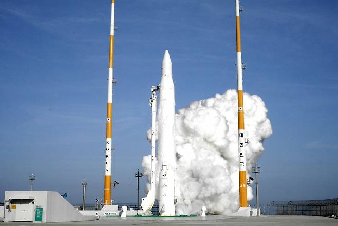 한국의 유인우주선 나로호 2009년 8월 발사 모습. 향후 10년내에 한국도 우주여행 시대를 열 전망이다.