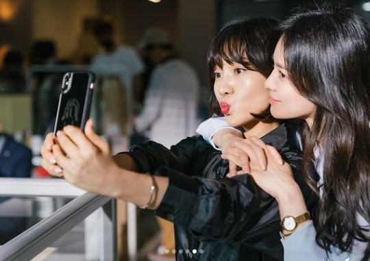 Actors Song Hye-kyo and Choi Hee-seos affectionate Kemistry was revealed and attracted attention.On the 4th, the official Instagram of Im Breaking Up Now posted several photos along with an article entitled Im Breaking Up Now, with Chi Sook and Young Eun.In the photo, Song Hye-kyo and Choi Hee-seo Pose affectionately and take a self-portrait.Choi Hee-seo, who takes a self-portrait with his cell phone, and Song Hye-kyo, who is posing together with his neck, give a glimpse of the warm atmosphere of the filming scene.The two Actors steamy Kemistry, as well as the brilliant beauty, admires.On the other hand, Song Hye-kyo and Choi Hee-seo are in the midst of SBS drama I am breaking up now, respectively, and Ha Young is playing the role of Hwang Chi-sook and is breathing among friends in the drama.