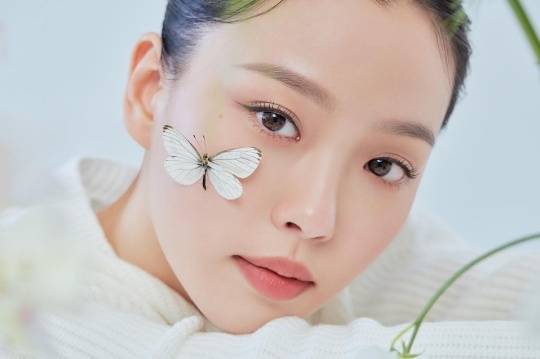Actor Go Min-si boasted a simple beauty that resembled flowers.Ko Min-shi posted a picture of a beauty brand on his instagram on the 5th.In the open photo, Goryeong is surrounded by flowers wearing a chiffon blouse in a braided hairstyle.He showed a bright beauty by directing a visual with a butterfly sitting on the ball, and attracted attention with a calm and simple atmosphere.On the other hand, Koryo City won the Womens Excellence Prize in the mini-series category of 2021 KBS Acting Grand Prize as Youth of May.