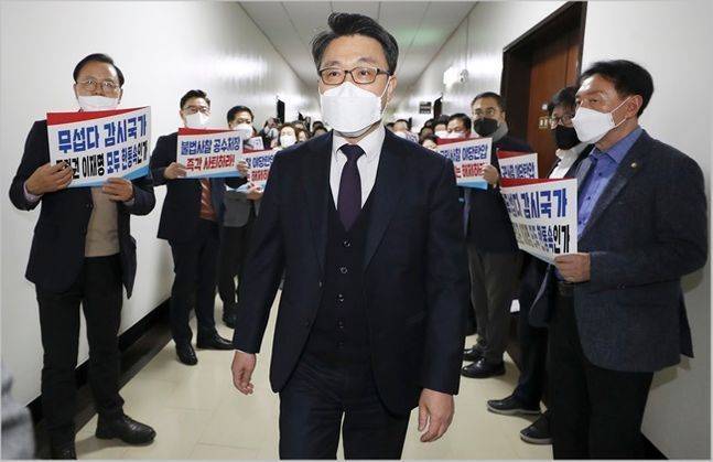 김진욱 공수처장이 지난달 30일 서울 국회 법제사법위원회 회의에 출석하는 가운데, 국민의힘 의원들이 공수처 해체 촉구 피켓을 들고있다. (공동취재사진) ⓒ데일리안 류영주 기자