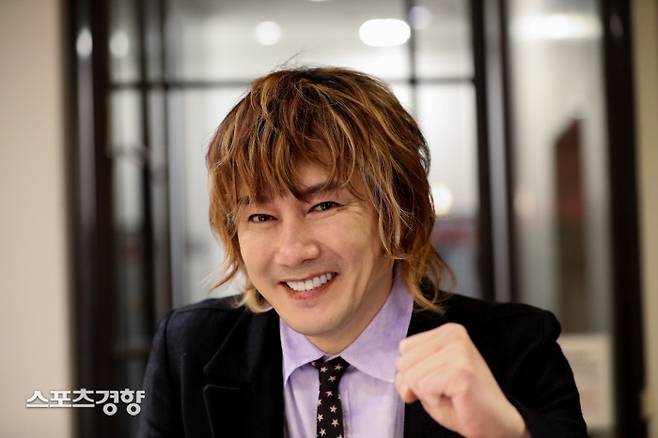 데뷔 30년을 맞은 가수 김장훈이 지난달 서울 강남구 신사동의 한 카페에서 진행한 ‘스포츠경향’과 인터뷰에 앞서 포즈를 취하고 있다. 사진 정지윤 선임기자