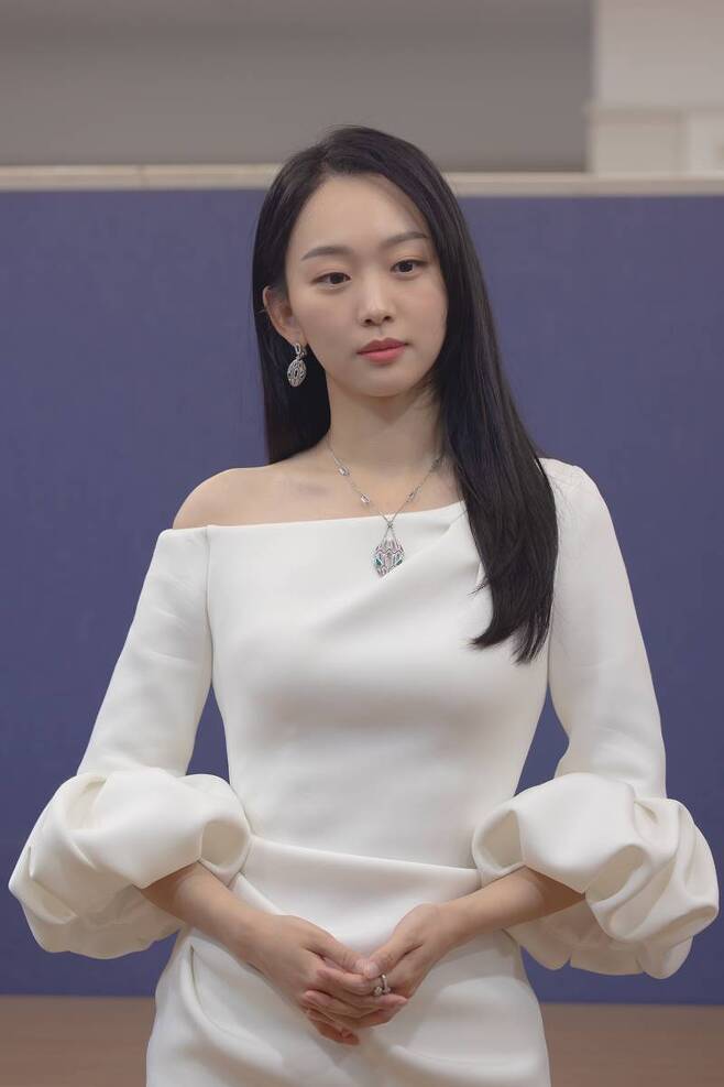 The behind-cut of actor Jin Ki-joos 2021 KBS Acting Grand Prize was released.On the 4th, Jin Ki-joos agency, FL ENT, released Jin Ki-joos 2021 KBS Acting Grand Prize behind-the-scenes cut through official SNS.The released photo shows the scene of Jin Ki-joo, who attended the 2021 KBS Acting Grand Prize as a prize winner.Jin Ki-joo showed off her goddess figure by matching a gold excerpt to her sheer dress.Before he was awarded the prize, he showed a professional aspect with a serious look at the cue sheet, and he also attracted attention by modifying his makeup and taking a selfie to show his fans.Jin Ki-joo will visit viewers of the house theater through MBCs new drama From now on, Showtime! which is about to be broadcast in the first half of this year.He will play the role of a hot-blooded girl, Cop Gosle, and show her hot-rolled performance.PhotoFLENTI