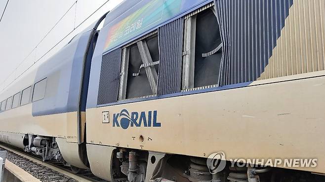 충북 영동 터널서 KTX 철로 이탈 (영동=연합뉴스) 5일 충북 소방본부 등에 따르면 이날 낮 12시 46분께 서울에서 동대구로 가던 KTX-산천 열차가 철로를 이탈했다. 사고는 터널 내 철제구조물이 떨어지면서 열차를 추돌해 발생한 것으로 알려졌다. 사진은 사고 현장 모습. 2022.1.5
    [충북소방본부 제공. 재배포 및 DB 금지] kw@yna.co.kr