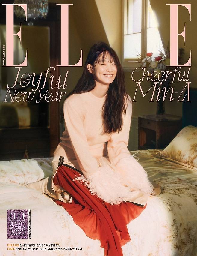 Seoul = = Actor Shin Min-ah showed off the atmosphere of luxury.In the fashion magazine Elle picture released on the 6th, Shin Min-a completely digested the lovely style.Shin Min-ah matched the items such as crop tops, skirts, and Denim jackets. Shin Min-ahs proud and natural pose completed a more luxurious atmosphere.Interviews with Shin Min-ahs pictures and fashion films will be released through the January issue of Elle Korea and SNS channels.