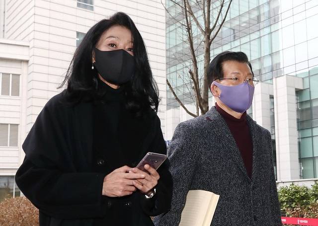 4차 변론기일 출석하는 김부선. 연합뉴스