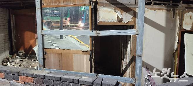 수원역 성매매집결지내 업소 들은 철거 공사로 상당수 건물들이 부서진 상태다. 박창주 기자
