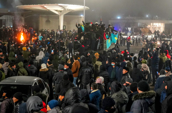 5일(현지시간) 카자흐스탄 알마티에서 열린 액화석유가스(LPG) 가격 인상 반대 시위에 많은 시민들이 참여하고 있다. 알마티 AFP 연합뉴스