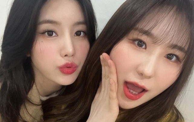 Kwon Eun-bi from the group Azizwon reported on Lee Chae-yeon and his recent situation.On the afternoon of the 6th, Kwon Eun-bi posted a picture on his instagram without any phrase.Kwon Eun-bi in the photo took a selfie with Lee Chae-yeon. The two showed off their fresh beauty while looking at the camera.In particular, Lee Chae-yeon took a calyx pose and Kwon Eun-bi stuck out his lips and made a heartwarming charm with pure charm.Meanwhile, Kwon Eun-bi released his first mini-album, OPEN, and acted as Solo, debut and Door.Kwon Eun-bi has also been working as Lee Chae Yeon and IZ*ONE.