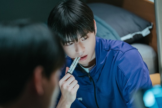 You and My Police Class unveiled a still cut of Wi Seung-hyun (Kang Daniel), Kim Tak (Lee Shin-young), Yoo Dae-il (Park Sung-joon), and Seo Beom-ju (Kim Woo-seok), who build special friendships at the police university on the 6th.You and my police class draws the police college Campus Life of brilliant youths who are not afraid and have no answer but are full of anger.The public photos include the scene of the mother of Seung-hyun Wi, Kim Tak, Yu-il, and Seo Bum-ju, who cause accidents when they are united.I laugh as I look at the hallway of the dormitory where the darkness has fallen with my head side by side.The four people who have prepared themselves to enjoy the sweet nighttime through the gap of strict discipline and surveillance.The expression of using a magic pen on behalf of chopsticks and a nervous battle because he will miss his share is quite serious.I am looking forward to how the young Campus Life, which is a young man who burns passion even in one small thing, will be drawn.Kang Daniel is the first top model in acting as a hot-blooded youth, Seung-hyun, who has a sense of justice that can not tolerate injustice.Lee Shin-young, who showed various faces of youth, takes on the role of Kim Taek, a freshman from the youth judo national team, and transforms again.Park Sung-joon is a police drama enthusiast and A-class affinity, and Kim Woo-suk is a terrible planned human western category that likes rules and order.The production team of You and My Police Class said, Although I am frustrated and quarreled with the reckless Top Model, the youths who are united and confronting the crisis will be thrilled and sympathetic.The youths who break through the frustrating reality in their own way are dynamically adapting to the police college.You and My Police Class will be released in the first half of 2022.Photo = Disney Plus