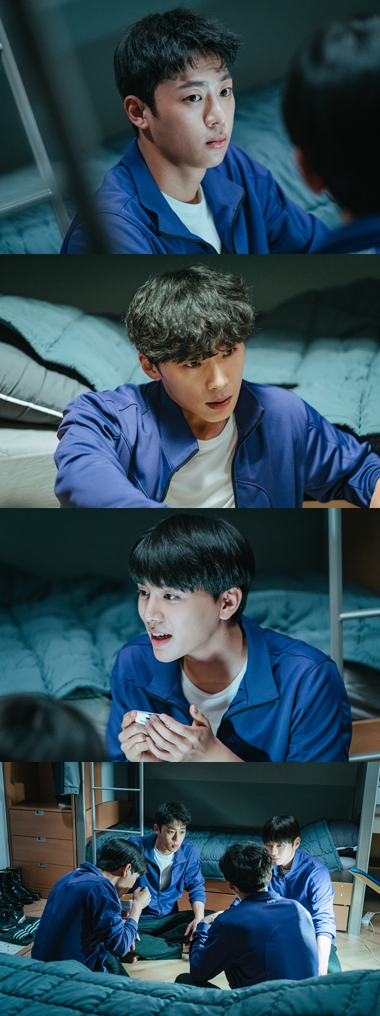 You and My Police Class unveiled a still cut of Wi Seung-hyun (Kang Daniel), Kim Tak (Lee Shin-young), Yoo Dae-il (Park Sung-joon), and Seo Beom-ju (Kim Woo-seok), who build special friendships at the police university on the 6th.You and my police class draws the police college Campus Life of brilliant youths who are not afraid and have no answer but are full of anger.The public photos include the scene of the mother of Seung-hyun Wi, Kim Tak, Yu-il, and Seo Bum-ju, who cause accidents when they are united.I laugh as I look at the hallway of the dormitory where the darkness has fallen with my head side by side.The four people who have prepared themselves to enjoy the sweet nighttime through the gap of strict discipline and surveillance.The expression of using a magic pen on behalf of chopsticks and a nervous battle because he will miss his share is quite serious.I am looking forward to how the young Campus Life, which is a young man who burns passion even in one small thing, will be drawn.Kang Daniel is the first top model in acting as a hot-blooded youth, Seung-hyun, who has a sense of justice that can not tolerate injustice.Lee Shin-young, who showed various faces of youth, takes on the role of Kim Taek, a freshman from the youth judo national team, and transforms again.Park Sung-joon is a police drama enthusiast and A-class affinity, and Kim Woo-suk is a terrible planned human western category that likes rules and order.The production team of You and My Police Class said, Although I am frustrated and quarreled with the reckless Top Model, the youths who are united and confronting the crisis will be thrilled and sympathetic.The youths who break through the frustrating reality in their own way are dynamically adapting to the police college.You and My Police Class will be released in the first half of 2022.Photo = Disney Plus