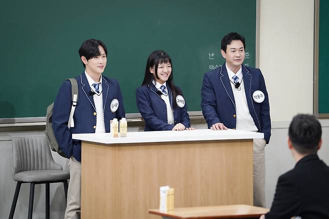 Actor Go Ah-sung hand-snaps past photosJTBC Knowing Bros, which will be released on January 8, will feature Siwan, Go Ah-sung, and Park Yong-woo, who are the main characters of the exciting follow-up active Tracer.They turned their brothers school over with a sense of commitment and entertainment that is as brilliant as acting power.In particular, Siwan has given a fresh shock to his brothers with a word of throwing, and will offer big fun by adding the advantages of Park Yong-woo, which was not seen anywhere.The role of an alien girl in the past childrens drama Ulabula Blue Chan helped when she acted in the movie Monster, said Go Ah-sung.The experience of shooting with imagination with the background of chromaki helped me to imagine Monster.Then, at the time of Go Ah-sungs debut, the photo was released; Go Ah-sung was hand-in-hand in embarrassment when his past photos of him in blue were released.My brothers gathered their mouths and laughed at their past, saying, That is not black history.Siwan, Go Ah-sung, and Park Yong-woos unstoppable gesture and entertainment can be found at Knowing Bros at 8:40 pm on the 8th.