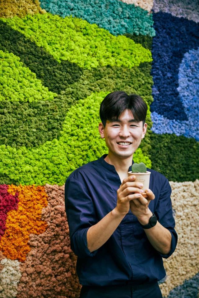 김성민 브라더스키퍼 대표가 안양산업진흥원 내 사무실에서 벽면 녹화 사업을 소개하고 있다./사진 제공=브라더스키퍼